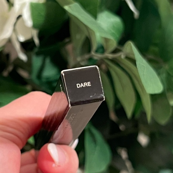 LAURA MERCIER • VELOUR EXTREME MATTE LIPSTICK • DARE - Picture 2 of 7